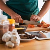 Despiden a un cocinero de baja por depresión tras pillarlo 'in fraganti' trabajando en el negocio familiar de comercio de caracoles