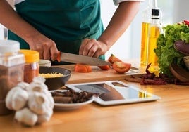 Despiden a un cocinero de baja por depresión tras pillarlo 'in fraganti' trabajando en el negocio familiar de comercio de caracoles