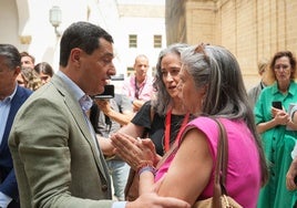 Juanma Moreno, durante su conversación con las madres.