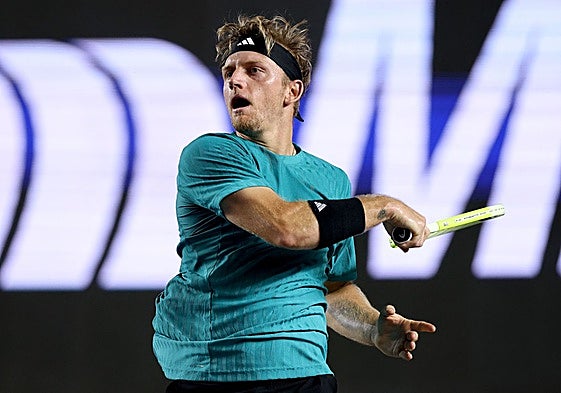 Alejandro Davidovich completa el gesto del golpeo con su derecha.