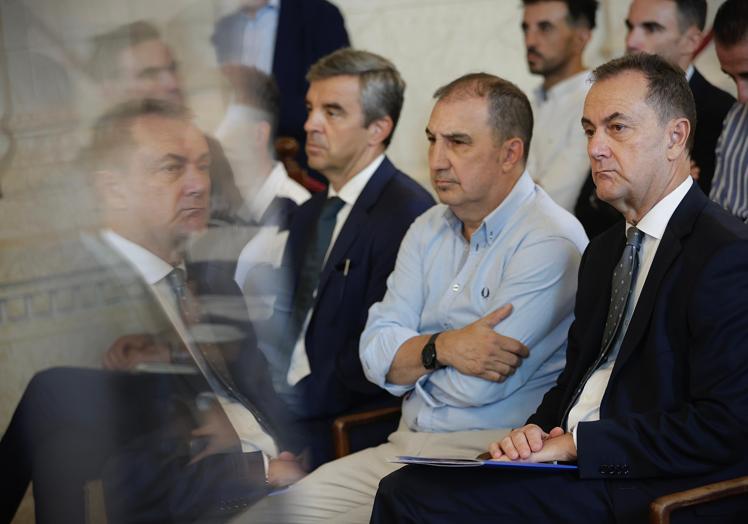 Uno de los responsables del proyecto, el coordinador general de Infraestructuras del Ayuntamiento de Málaga, Juan Alba, el portavoz de los peñistas Pepe León y  el administrador del Málaga, José María Muñoz.