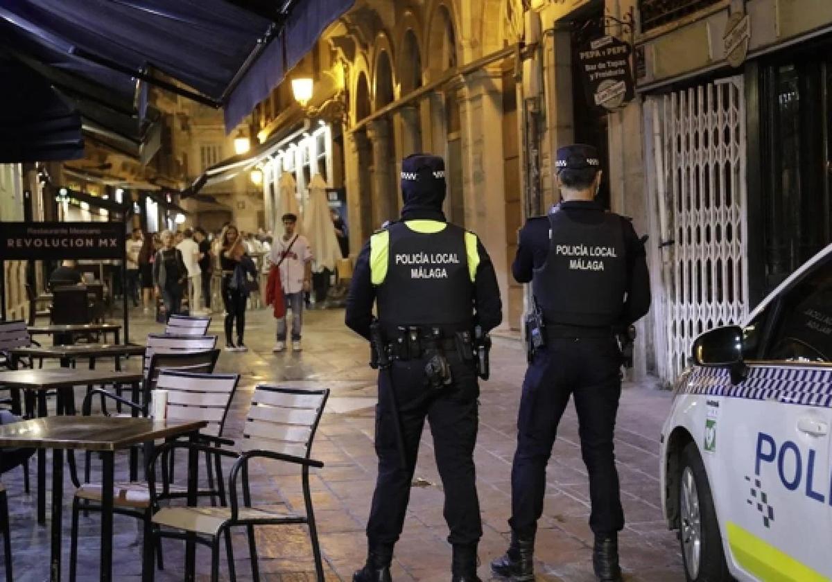 Imagen de archivo de policías locales en el Centro de Málaga.