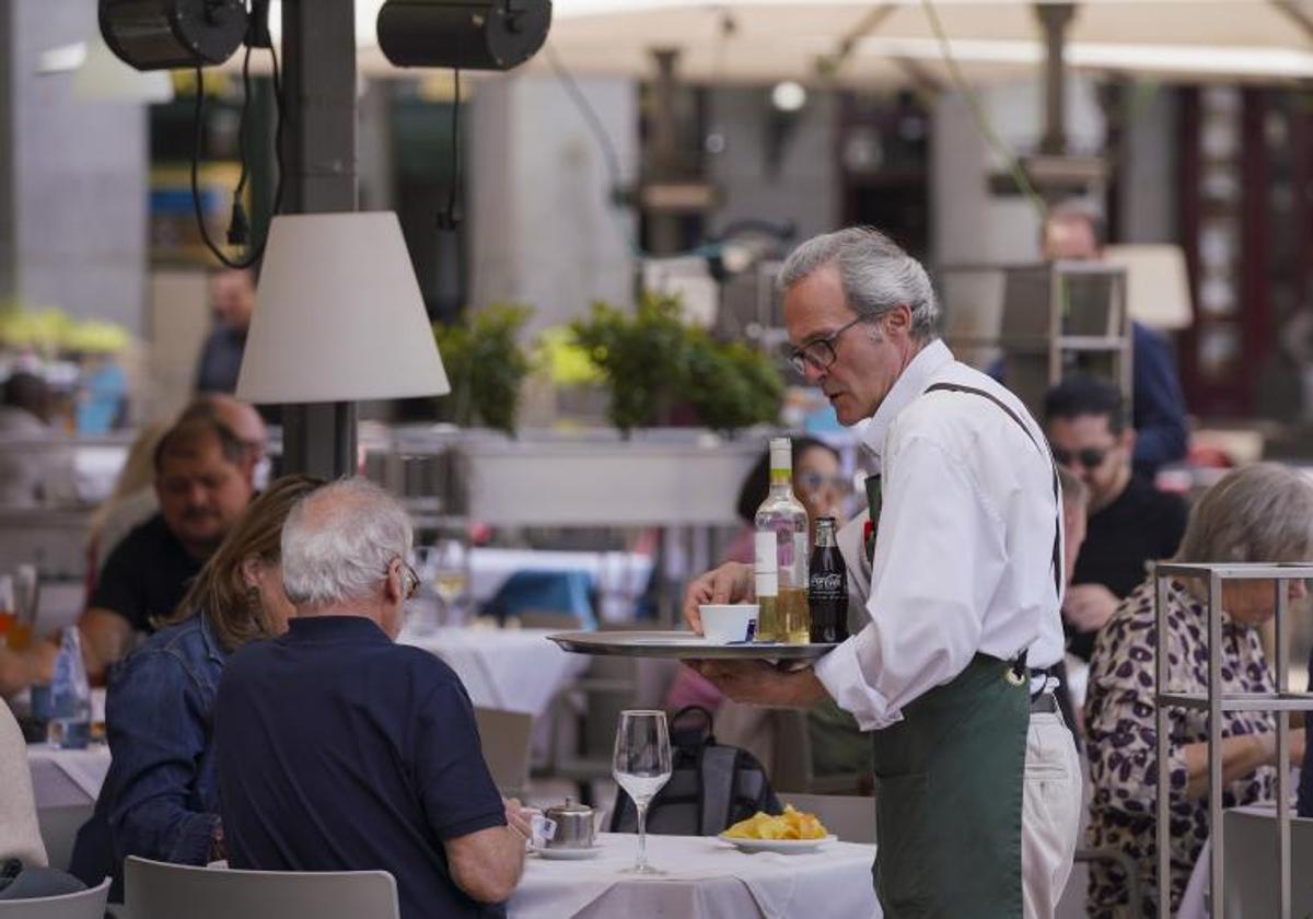 ¿Es legal que un restaurante cobre el pan o los piquitos?