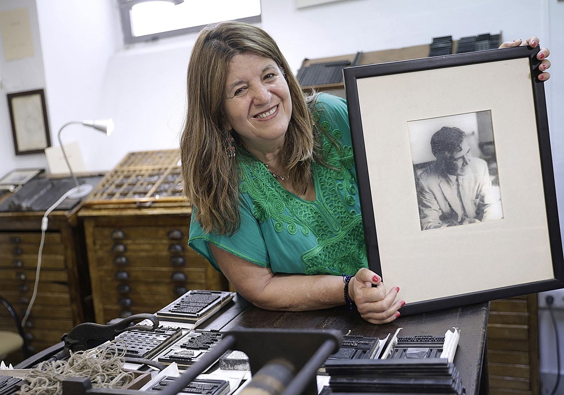 Isabel Ulacia, con el retrato de su abuelo en la Imprenta Sur, Manuel Altolaguirre.