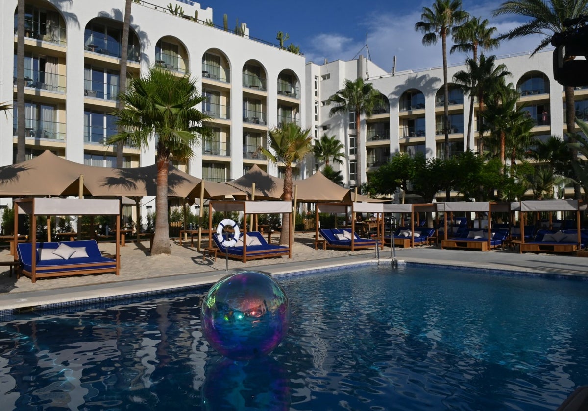 Vista de la zona de la piscina del ME Marbella en la que se ha recreado una playa artificial con fina arena.
