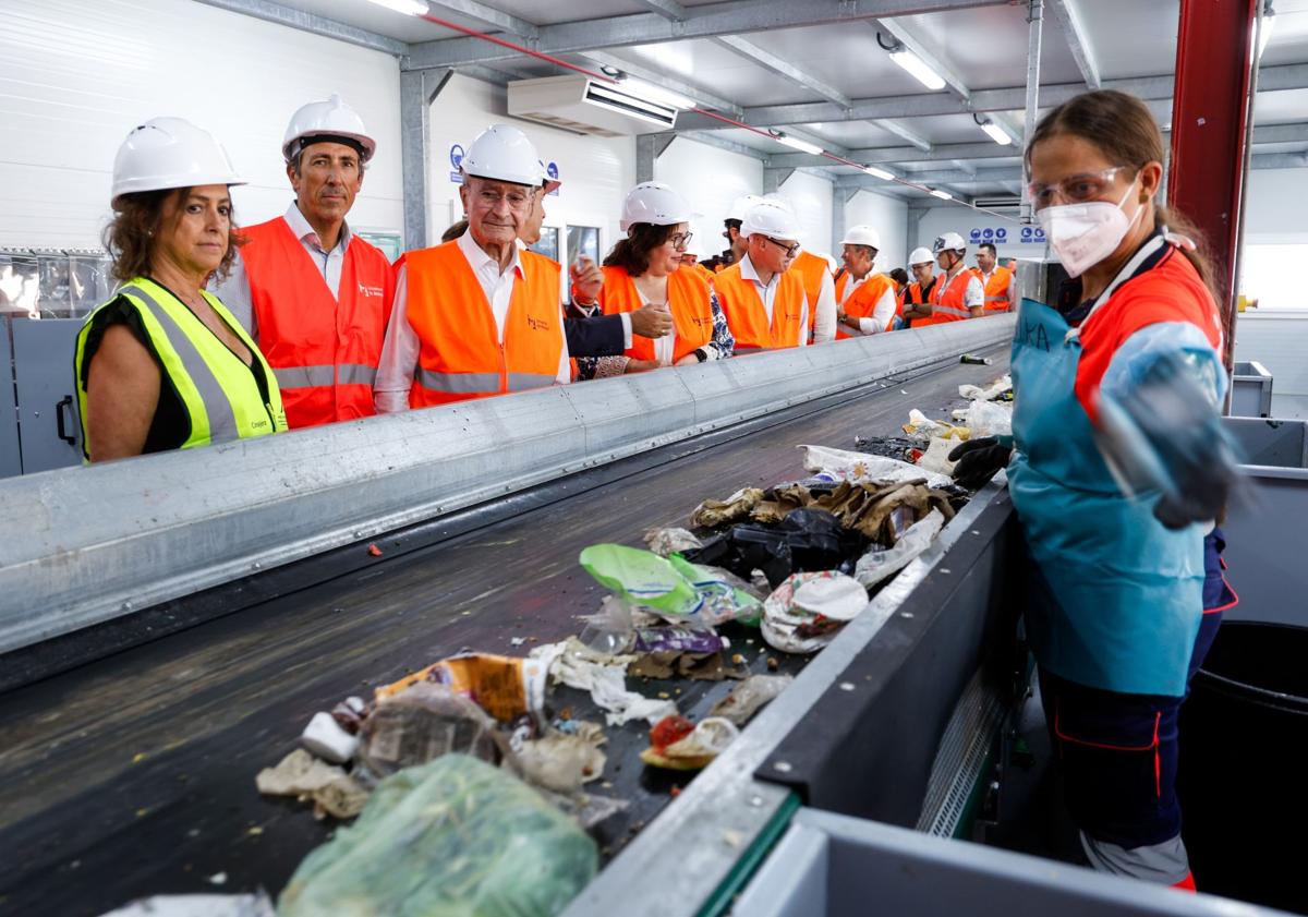 Imagen principal - Última inversión en la planta de Los Ruices: del contenedor a un producto reciclado de calidad