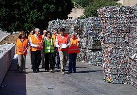 Las autoridades que han visitado este viernes las nuevas instalaciones de Los Ruices.