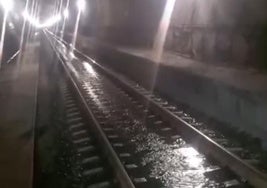 Agua corriendo por el interior del túnel 1 de alta velocidad en Abdalajís.