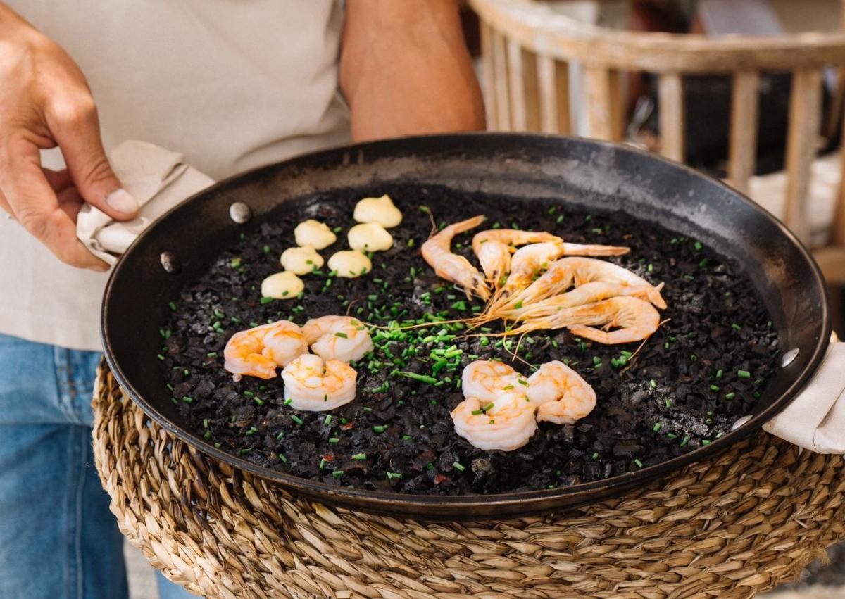 Imagen secundaria 1 - Arroz de costilla de vaca y pimientos del piquillo de Bardot. Arroz negro de sepia de Berebere. Arroz negro de sepia y gambas de Jara