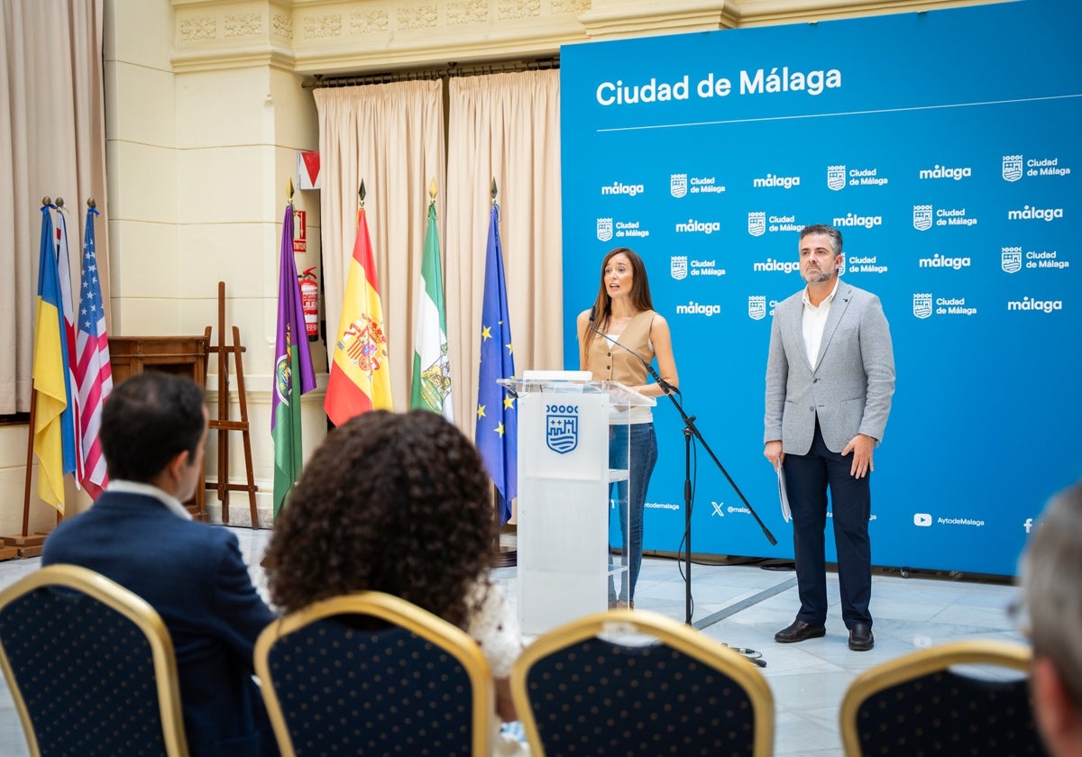 La portavoz municipal, Elisa Pérez de Siles, y el concejal de Economía y Hacienda, Carlos Conde, este viernes.