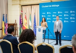 La portavoz municipal, Elisa Pérez de Siles, y el concejal de Economía y Hacienda, Carlos Conde, este viernes.