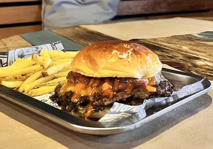Hamburguesa Emmy, una de las nueve que incluye la carta.