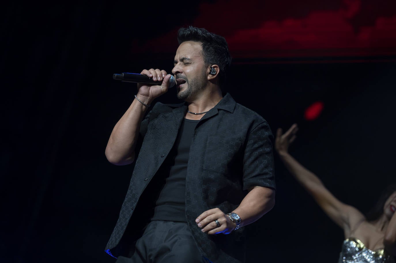 Luis Fonsi cautiva a sus seguidores en 101 Music Festival