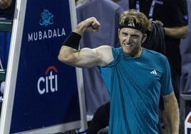Alejandro Davidovich muestra bíceps tras su victoria ante Fritz esta madrugada en Washington.