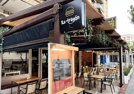 Terraza de Estragón, en cuyo logo ya se ve el cambio con la imagen de la hamburguesa.