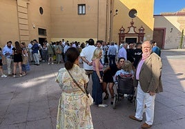 El ex hermano mayor de Mena Antonio González guarda cola para votar en las elecciones de Mena el viernes a las siete de la tarde