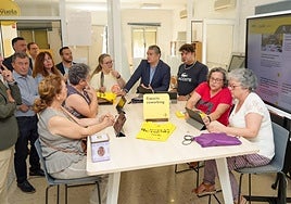 El consejero de Presidencia, Antonio Sanz, en uno de los puntos de capacitación digital de la Junta.