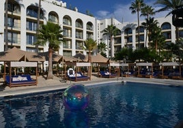Vista de la zona de la piscina del ME Marbella en la que se ha recreado una playa artificial con fina arena.