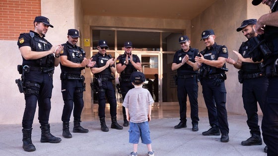 El sueño de Marco, el niño que desafía a su enfermedad rara, de ser policía