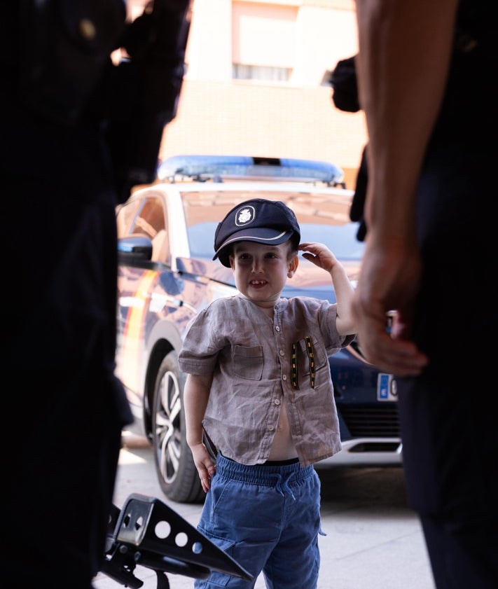Imagen secundaria 2 - El sueño de Marco, el niño que desafía a su enfermedad rara, de ser policía