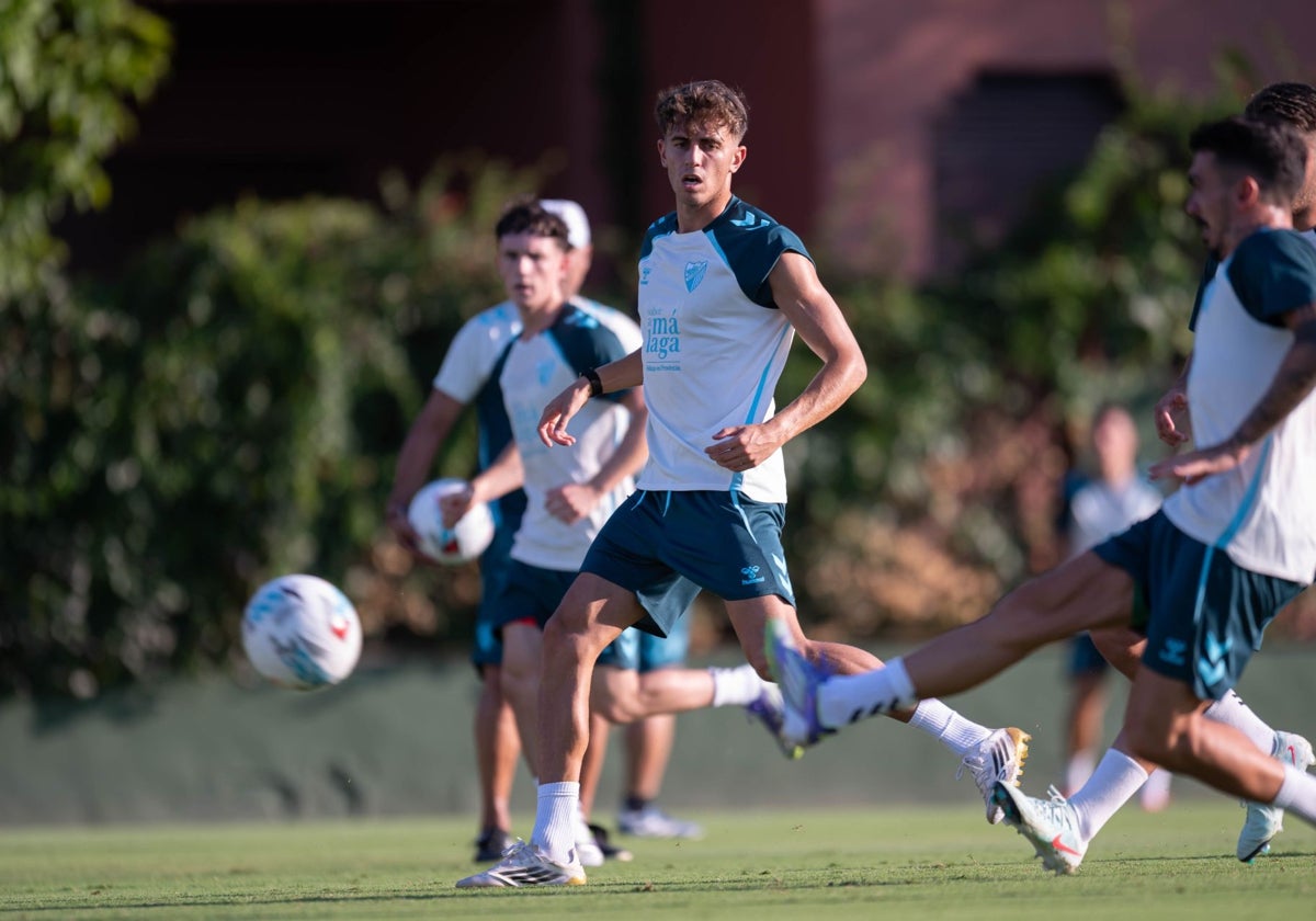 Niño, en el centro, durante el primer entrenamiento del Málaga en la concentración de Estepona.