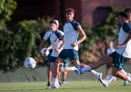 Niño, en el centro, durante el primer entrenamiento del Málaga en la concentración de Estepona.