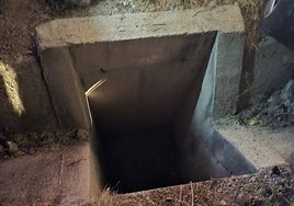 Imagen de la arqueta por la que cayó la víctima tras sufrir un accidente de coche.