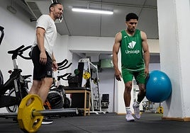 El preparador físico, Marcos Cerveró, junto a Xavier Castañeda.