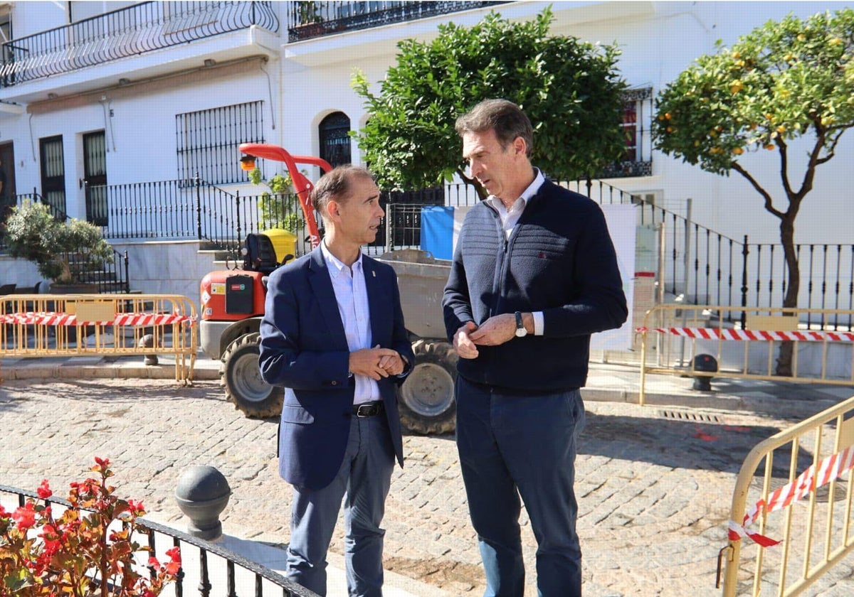 El alcalde de Benalmádena, Juan Antonio Lara, y el edil de Vías y Obras, José Luis Bergillos, en las obras.