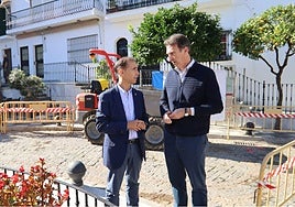 El alcalde de Benalmádena, Juan Antonio Lara, y el edil de Vías y Obras, José Luis Bergillos, en las obras.