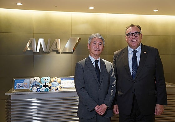 Bernal, junto al vicepresidente mundial de Operaciones de All Nippon Airways (ANA).