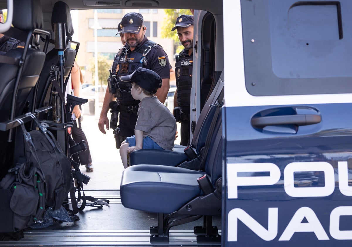 Imagen principal - El sueño de Marco, el niño que desafía a su enfermedad rara, de ser policía