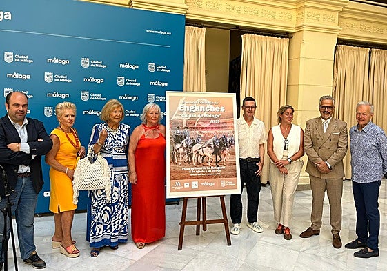 La concejala de Servicios Operativos y Fiestas, Teresa Porras, junto al director de Asuntos Taurinos de la Diputación, Borja Ortiz; representantes del Club de Enganche Malacitano y colaboradores.