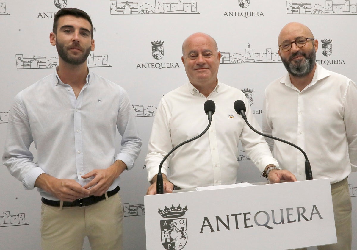 El alcalde Manuel Barón junto a los concejales José Manuel Fernández y José Medina Galeote en la rueda de prensa de la junta de gobierno local
