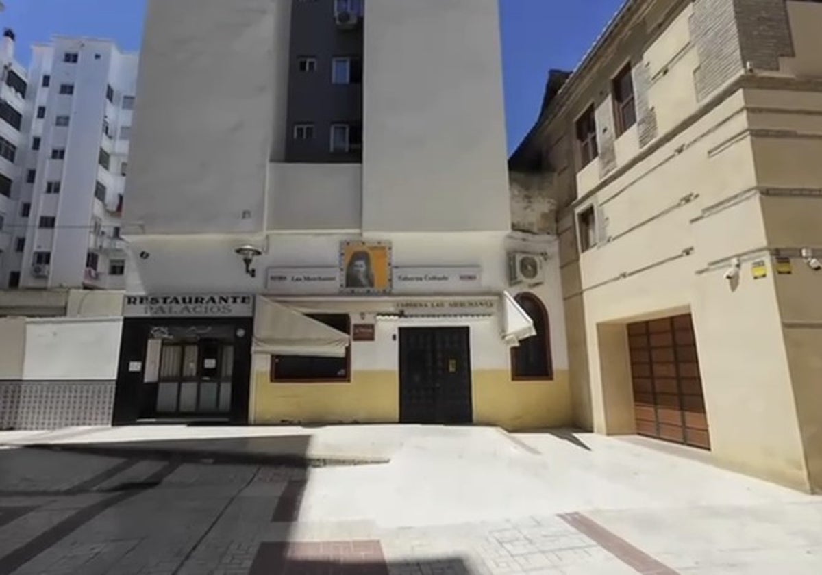Plaza de la Misericordia, con el local que ocupará Los Delfines al fondo.
