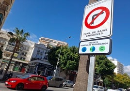 Vehículos circulan por la Zona de Bajas Emisiones de Torremolinos.