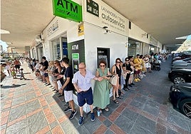 Vecinos trasladan simbólicamente libros a la nueva biblioteca.