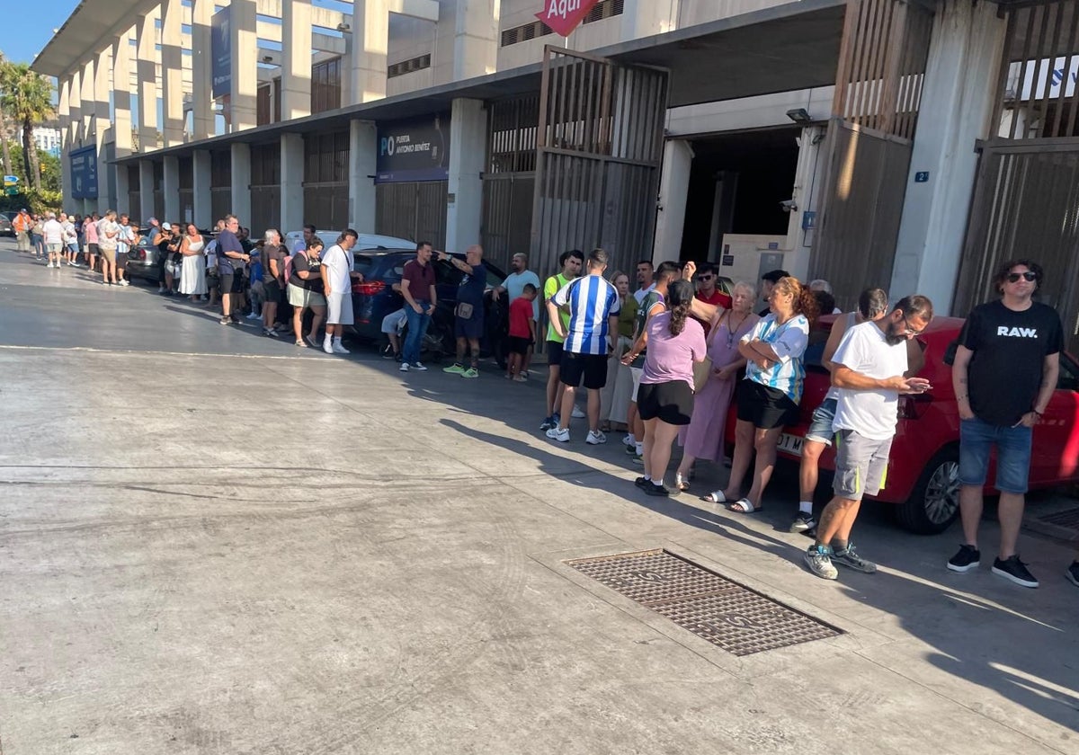 Los aficionados del Málaga hacen cola para conseguir las entradas para el Costa del Sol.