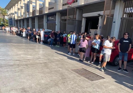 Los aficionados del Málaga hacen cola para conseguir las entradas para el Costa del Sol.
