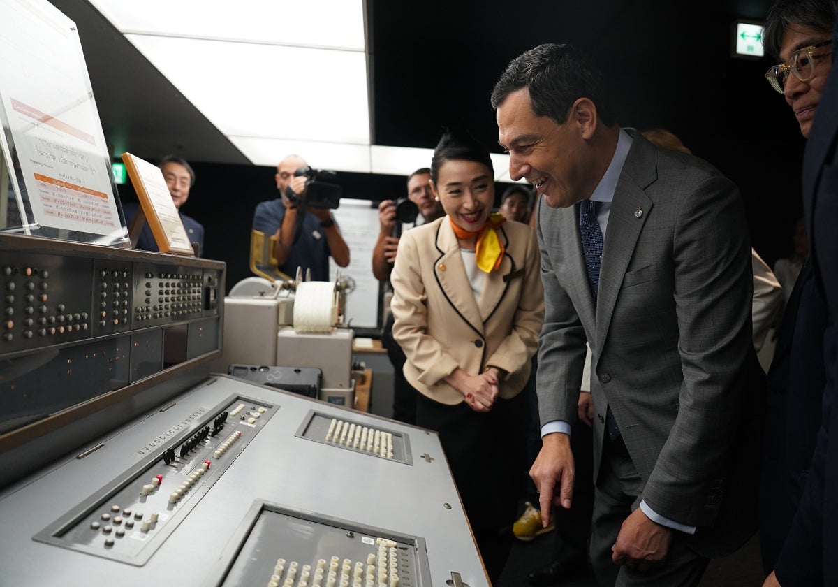 El presidente de la Junta, Juanma Moreno, en su visita a la sede de Fujitsu en Japón.