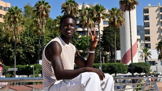 El joven Cheikh Kane trabaja como modelo y relaciones públicas y ayuda cada mes a su familia en Senegal.