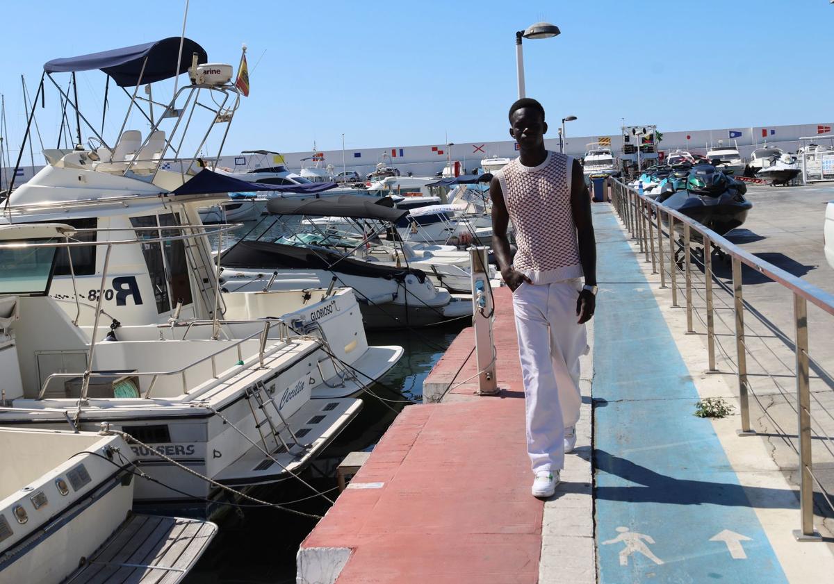 Imagen principal - De mantero en Marbella a modelo tras sobrevivir en una patera