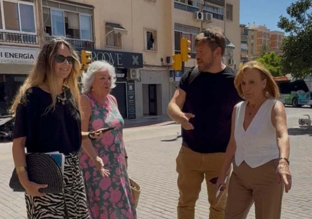 Yolanda Gómez (Vox), Teresa Porras (PP), Nico Sguiglia (Con Málaga) y Begoña Medina (PSOE) en la excursión/experimento para ver si las calles están limpias la semana pasada.