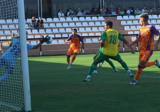Puga estuvo a punto de marcar en una de los mejores oportunidades del Málaga.