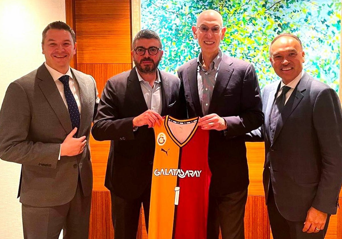 George Aivazoglou, Can Natan, Adam Silver y Marc Tatum, en Londres