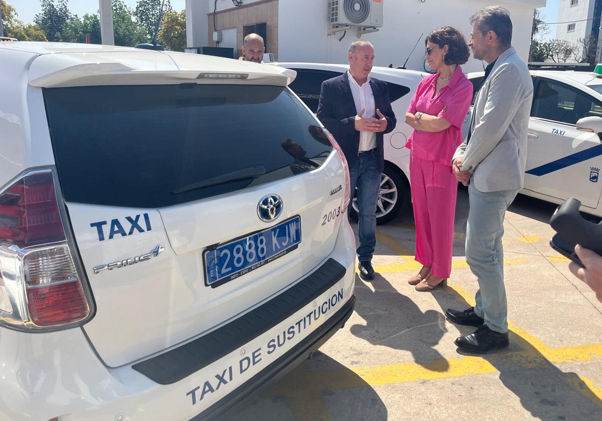 La concejala de Movilidad, Trinidad Hernández, en la presentación de los nuevos vehículos especiales.