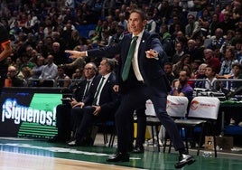Alberto Miranda da instrucciones en un partido del Unicaja.