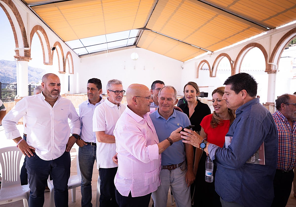 Becerra, en el centro con camisa rosa, recibe las felicitaciones tras mantenerse en el cargo.
