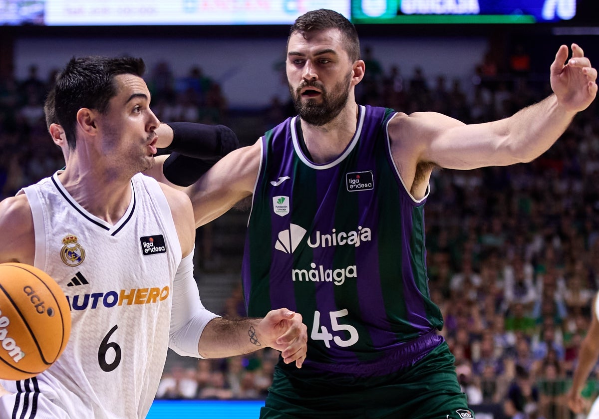 Kravish defiende a Abalde en las semifinales de la Liga.