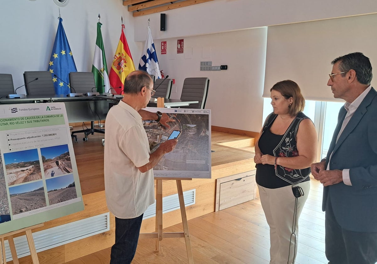 La alcaldesa de Algarrobo y el delegado territorial de Agricultura, con un técnico conociendo los detalles de la actuación en el río.